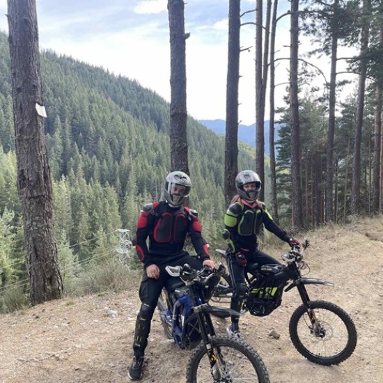 Впуснете се в едно щуро приключение сред природата с Двучасов тур с електрически мотор край Смолян от Makaroon