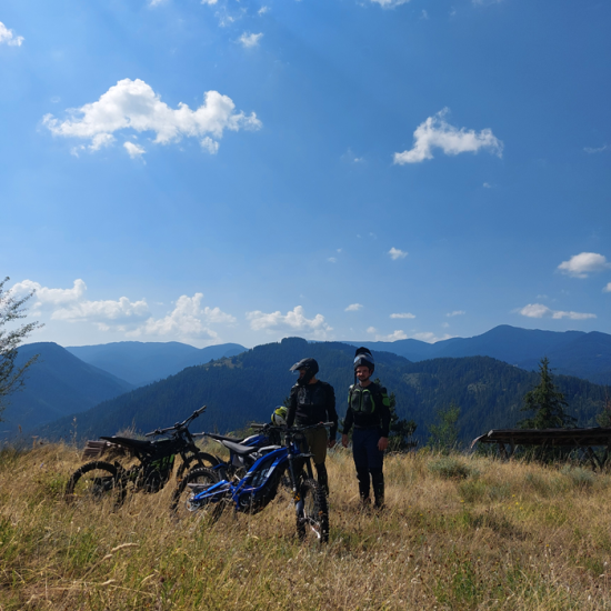 Впуснете се в едно щуро приключение сред природата с Двучасов тур с електрически мотор край Смолян от Makaroon