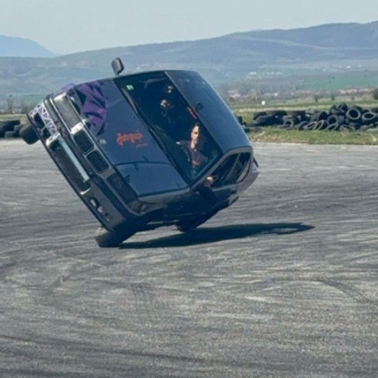 Впуснете се в едно лудо преживяване с Каскади на две гуми и дрифт шоу от Makaroon