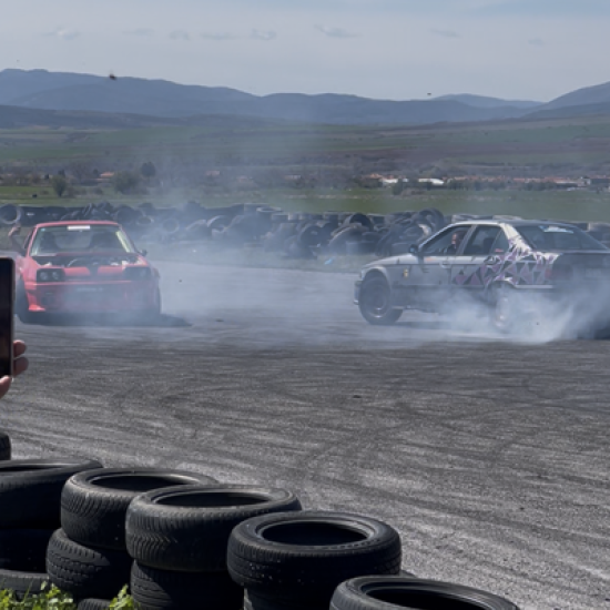 Готови ли сте да изпитате истински адреналин? Направете го с каскади на две гуми с автомобил от Makaroon