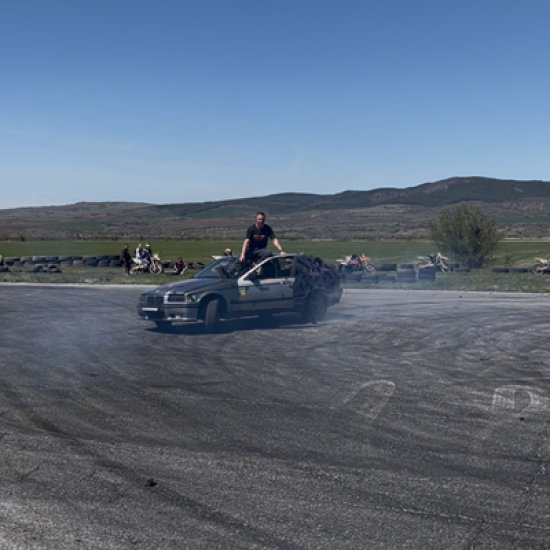 Впуснете се в едно лудо преживяване с Каскади на две гуми и дрифт шоу от Makaroon