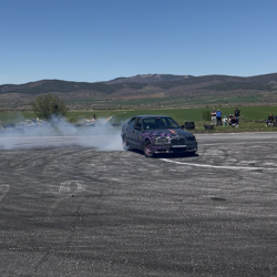 Бързи и яростни: Каскади на две гуми и дрифт шоу за един човек