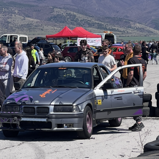 Впуснете се в едно лудо преживяване с Каскади на две гуми и дрифт шоу от Makaroon