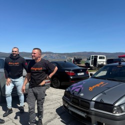 Адреналин и зрелище: Каскади на две гуми с автомобил за един човек 