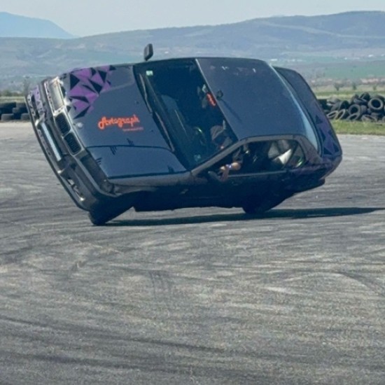 Впуснете се в едно лудо преживяване с Каскади на две гуми и дрифт шоу от Makaroon