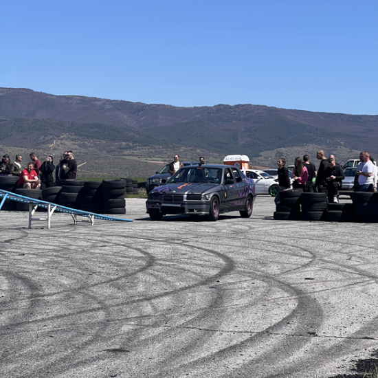 Готови ли сте да изпитате истински адреналин? Направете го с каскади на две гуми с автомобил от Makaroon