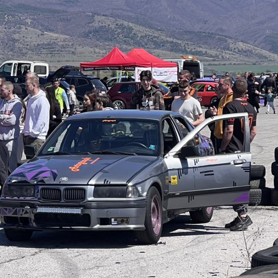 Готови ли сте да изпитате истински адреналин? Направете го с каскади на две гуми с автомобил от Makaroon