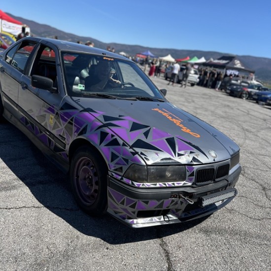 Впуснете се в едно лудо преживяване с Каскади на две гуми и дрифт шоу от Makaroon