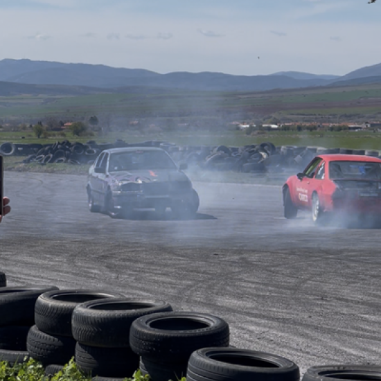 Впуснете се в едно лудо преживяване с Каскади на две гуми и дрифт шоу от Makaroon