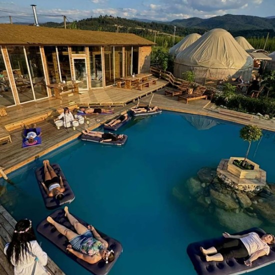 Събудете тялото и балансирайте енергията си с Плаваща звукова терапия с йога и дихателни праkтики във Велинград от Makaroon