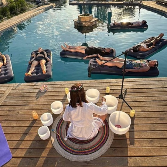 Събудете тялото и балансирайте енергията си с Плаваща звукова терапия с йога и дихателни праkтики във Велинград от Makaroon