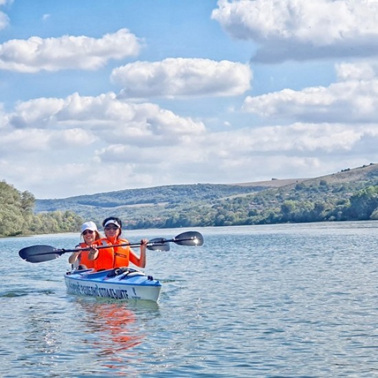 Впуснете се в едно незабравимо водно приключение с еднодневен Каяк тур по избор за един човек от Makaroon