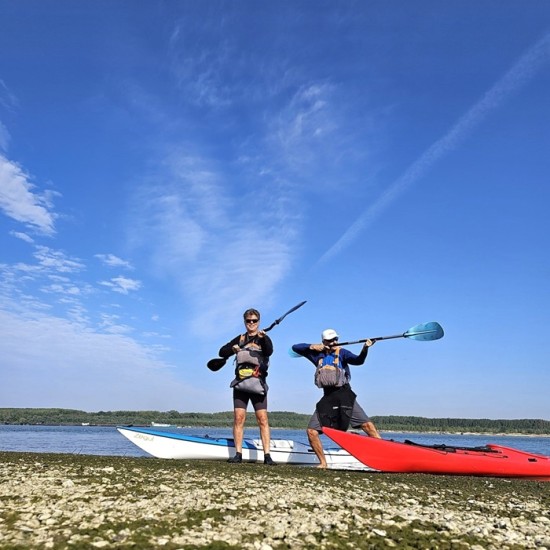Впуснете се в едно незабравимо водно приключение с еднодневен Каяк тур по избор за един човек от Makaroon