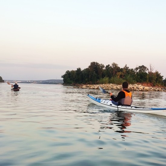 Впуснете се в едно незабравимо водно приключение с еднодневен Каяк тур по избор за един човек от Makaroon
