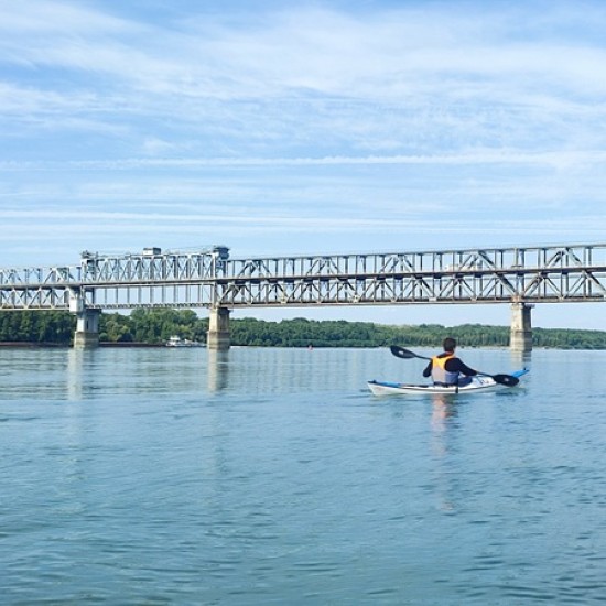 Впуснете се в едно незабравимо водно приключение с еднодневен Каяк тур по избор за един човек от Makaroon