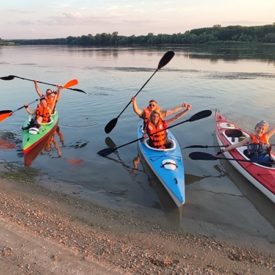 Впуснете се в едно незабравимо водно приключение с еднодневен Каяк тур по избор за един човек от Makaroon