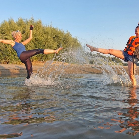 Впуснете се в едно незабравимо водно приключение с еднодневен Каяк тур по избор за един човек от Makaroon