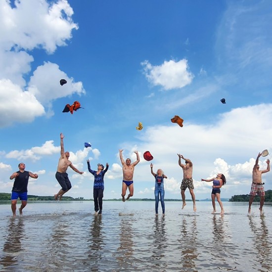 Впуснете се в едно незабравимо водно приключение с еднодневен Каяк тур по избор за един човек от Makaroon