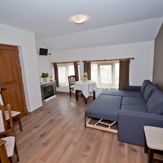 Отдайте се на пълноценен релакс с уикенд за двама в семейна вила на брега на яз. Доспат от Makaroon