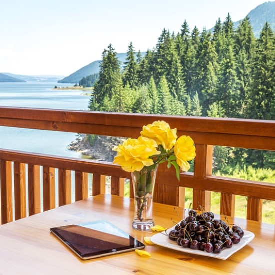 Отдайте се на пълноценен релакс с уикенд за двама в семейна вила на брега на яз. Доспат от Makaroon