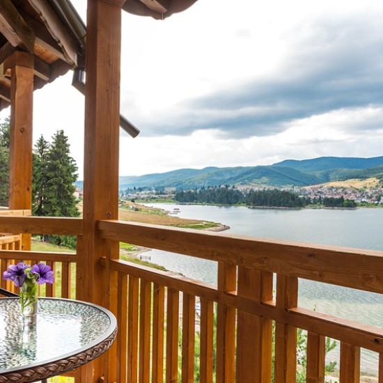 Отдайте се на пълноценен релакс с уикенд за двама в семейна вила на брега на яз. Доспат от Makaroon