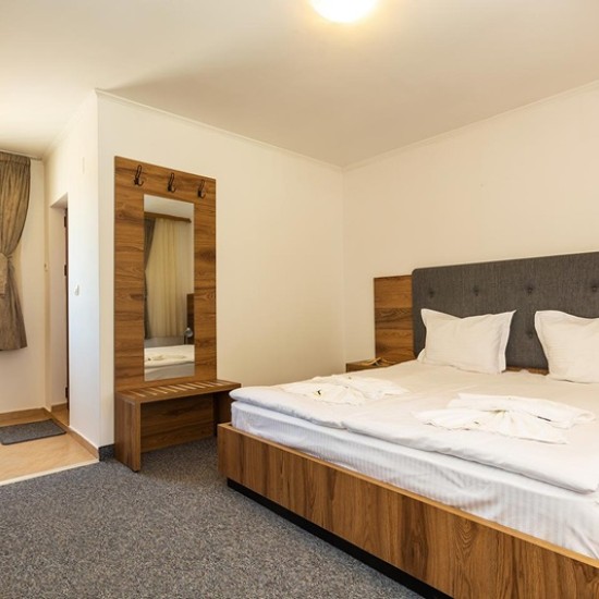 Отдайте се на пълноценен релакс с уикенд за двама в семейна вила на брега на яз. Доспат от Makaroon