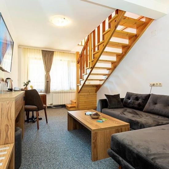 Отдайте се на пълноценен релакс с уикенд за двама в семейна вила на брега на яз. Доспат от Makaroon