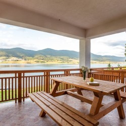 Уикенд за двама в семейна вила на брега на яз. Доспат