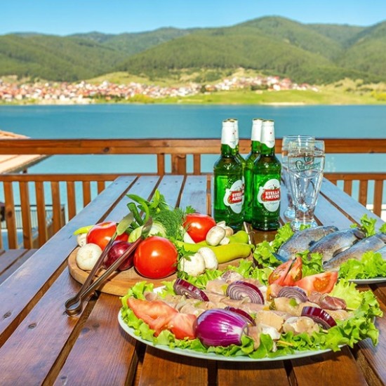 Отдайте се на пълноценен релакс с уикенд за двама в семейна вила на брега на яз. Доспат от Makaroon