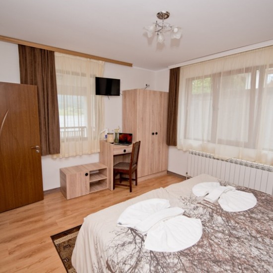 Отдайте се на пълноценен релакс с уикенд за двама в семейна вила на брега на яз. Доспат от Makaroon