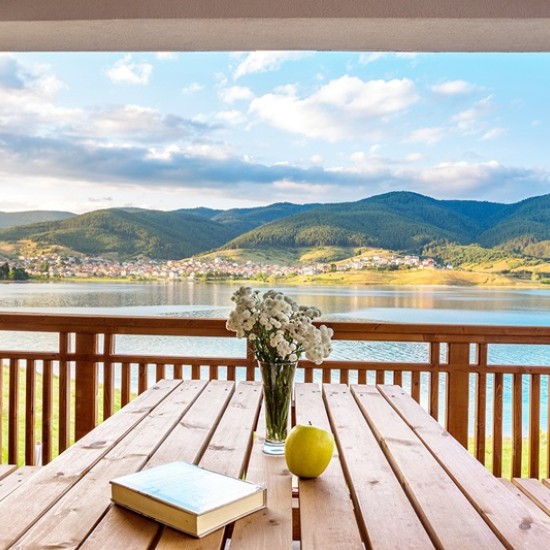 Отдайте се на пълноценен релакс с уикенд за двама в семейна вила на брега на яз. Доспат от Makaroon