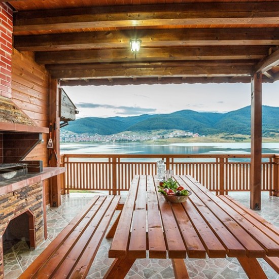 Отдайте се на пълноценен релакс с уикенд за двама в семейна вила на брега на яз. Доспат от Makaroon