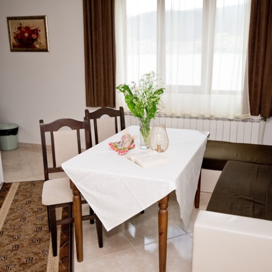 Отдайте се на пълноценен релакс с уикенд за двама + 1 дете в семейна вила на брега на яз. Доспат от Makaroon