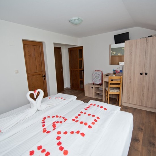 Отдайте се на пълноценен релакс с уикенд за двама в семейна вила на брега на яз. Доспат от Makaroon