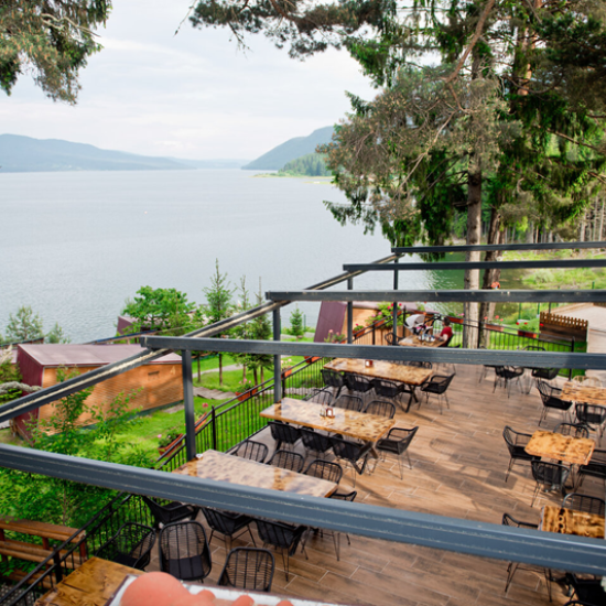 Подарете си един уикенд сред природата заедно с две нощувки на брега на яз. Доспат от Makaroon