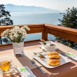 Уикенд за двама на брега на яз. Доспат 