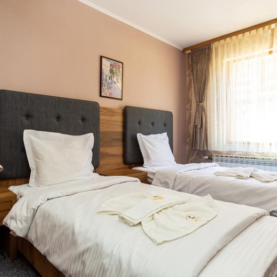 Подарете си един уикенд сред природата заедно с две нощувки на брега на яз. Доспат от Makaroon