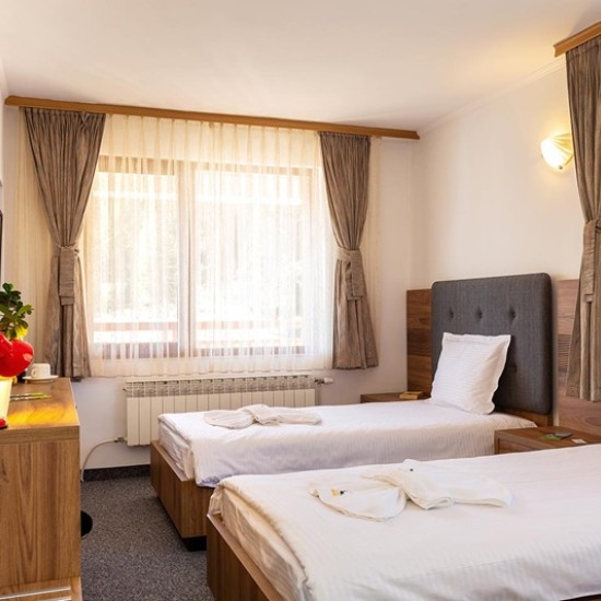 Подарете си един уикенд сред природата заедно с две нощувки на брега на яз. Доспат от Makaroon