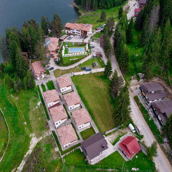 Насладете се на пълен релакс и красиви гледки с нощувка за двама на брега на яз. Доспат от Makaroon