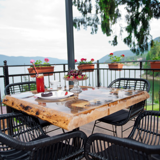 Подарете си един уикенд сред природата заедно с две нощувки на брега на яз. Доспат от Makaroon