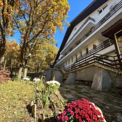 Бягство от града с Нощувка за двама със закуска + възможност за ползване на СПА и външен басейн в Комплекс Тополица