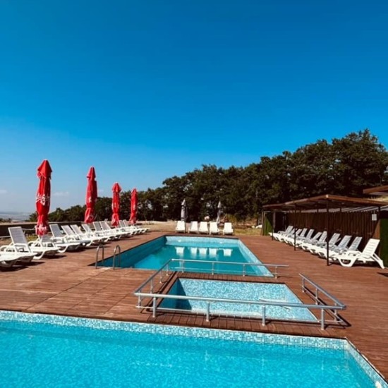 Насладете се на една мечтана семейна почивка с Нощувка за двама + две деца в Комплекс Тополица от Makaroon