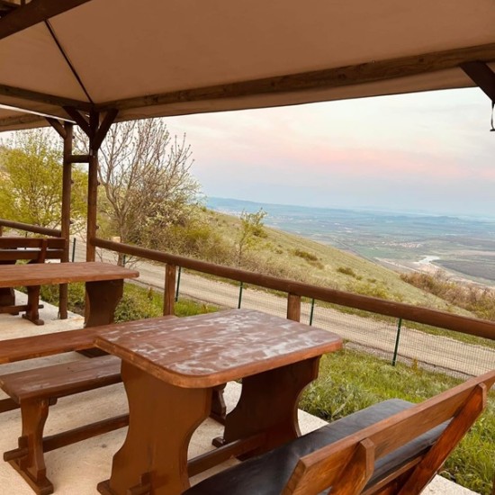 Прекарайте една чудесна семейна почивка с Нощувка за двама + едно дете в Комплекс Тополица от Makaroon