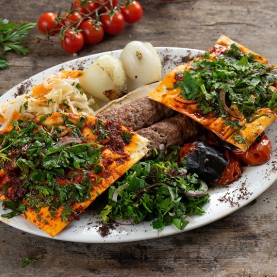 Насладете се на модерна и автентична кухня с Вечеря за двама в Ливански ресторант SanTé от Makaroon