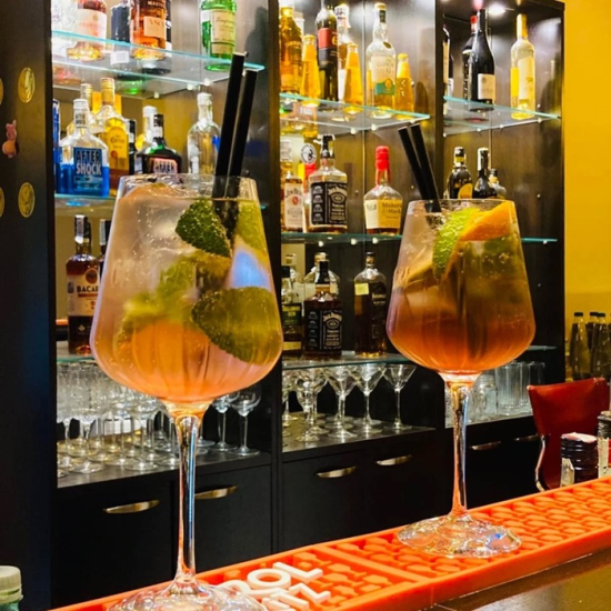 Забавление и релакс с коктейл и наргиле за трима в в Наргиле бар Терасата от Makaroon