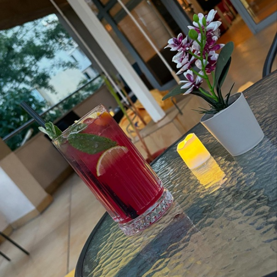 Забавление за цялата компания с наргиле, лимонада и вкусотийки за четирима в Наргиле бар Терасата от Makaroon