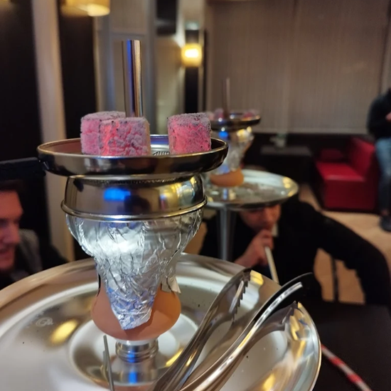 Забавление и релакс с коктейл и наргиле за трима в в Наргиле бар Терасата от Makaroon