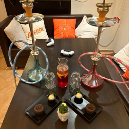 Забавление и релакс с коктейл и наргиле за трима в в Наргиле бар Терасата от Makaroon