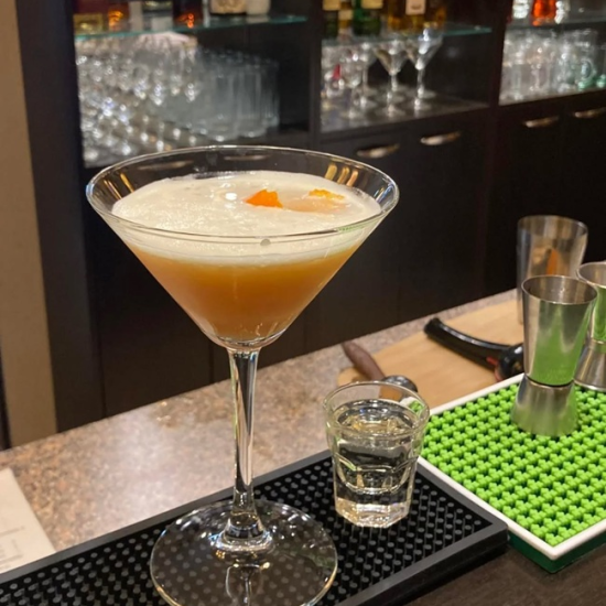 Забавление и релакс с коктейл и наргиле за трима в в Наргиле бар Терасата от Makaroon