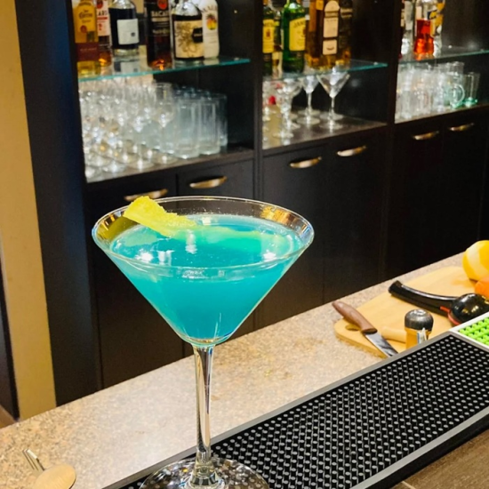 Забавление и релакс с коктейл и наргиле за трима в в Наргиле бар Терасата от Makaroon